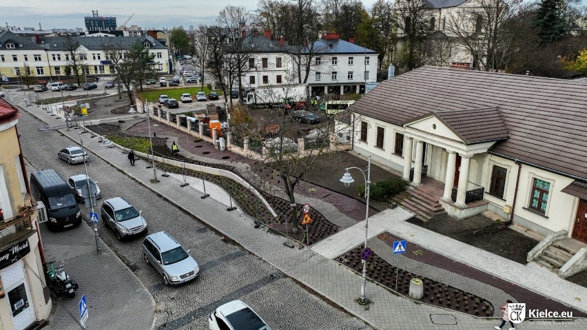 Na ulicy Bodzentyńskiej w Kielcach widać dawny przebieg...