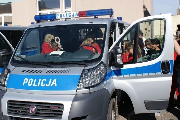 Wieluń: Dziewczęta ze straży odwiedziły policję
