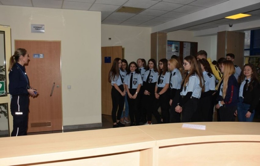 Licealiści odwiedzili komendę policji w Jarosławiu. To uczniowie klasy policyjnej Zespołu Szkół Ekonomicznych i Ogólnokształcących [FOTO]