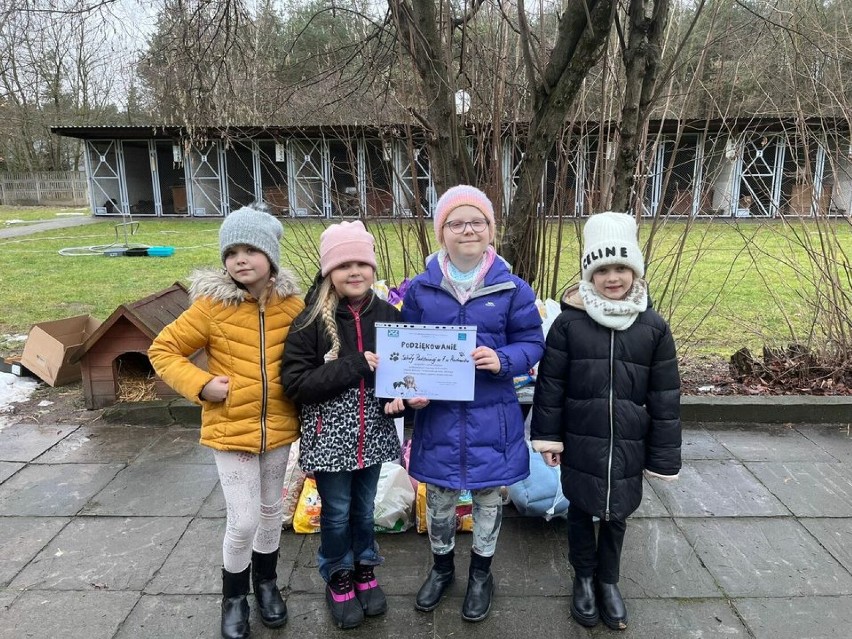 Dzieci z PSP 7 w Radomsku przekazały dary dla zwierząt ze schroniska
