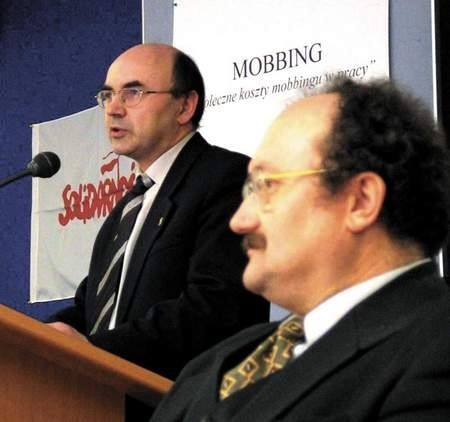 Po lewej: Mirosław Kowalik, przewodniczący Zarządu Regionu częstochowskiej Solidarności i Jacek Rybicki, autor książki, o mobbingu opowiadali o terrorze psychicznym w miejscach pracy./JAKUB MORKOWSKI