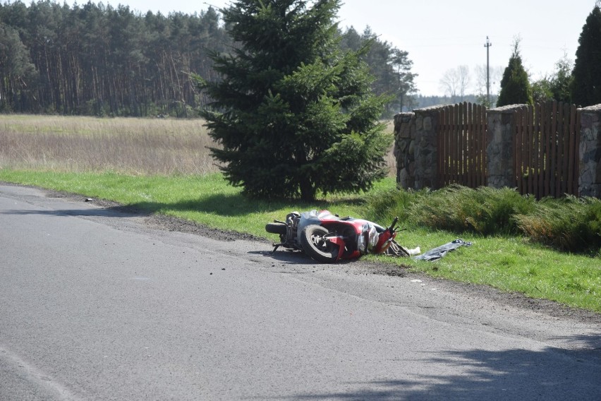 Motorowerzysta stracił panowanie nad pojazdem, uderzył w zaparkowane auto i stracił przytomność