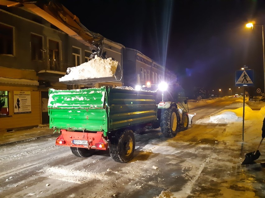 Nocna akcja usuwania śniegu w Dubiecku.