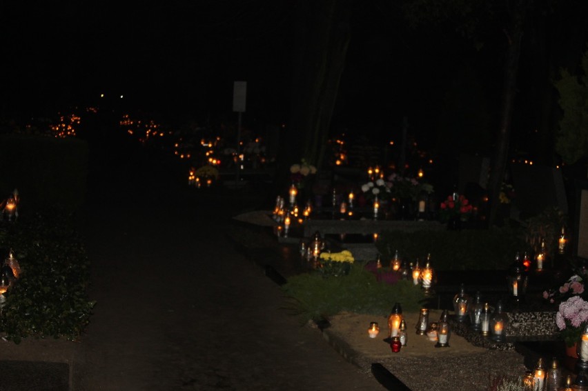 Krotoszyński cmentarz nocą [ZDJĘCIA]