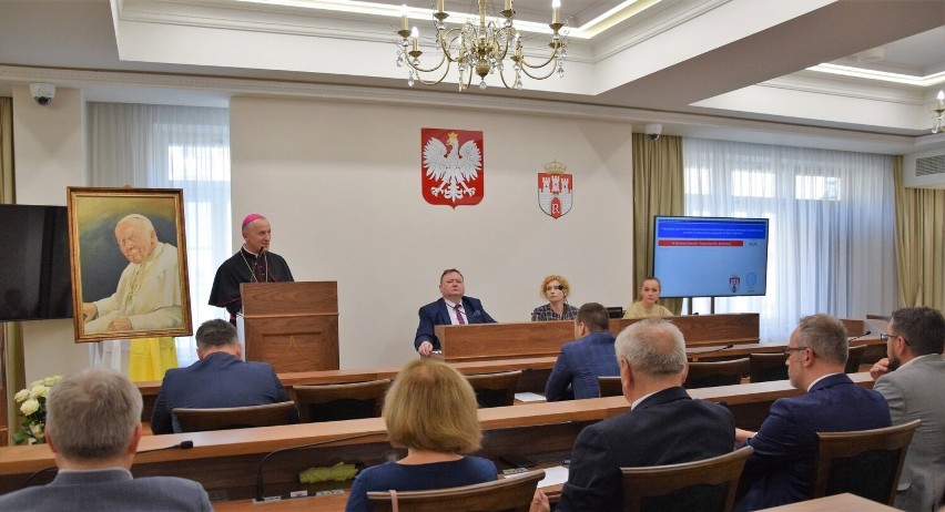 Uroczysta sesja Rady Miejskiej w 31. rocznicę wizyty Jana Pawła II w Radomiu. Biskup marek Solarczyk wygłosił referat (ZDJĘCIA)