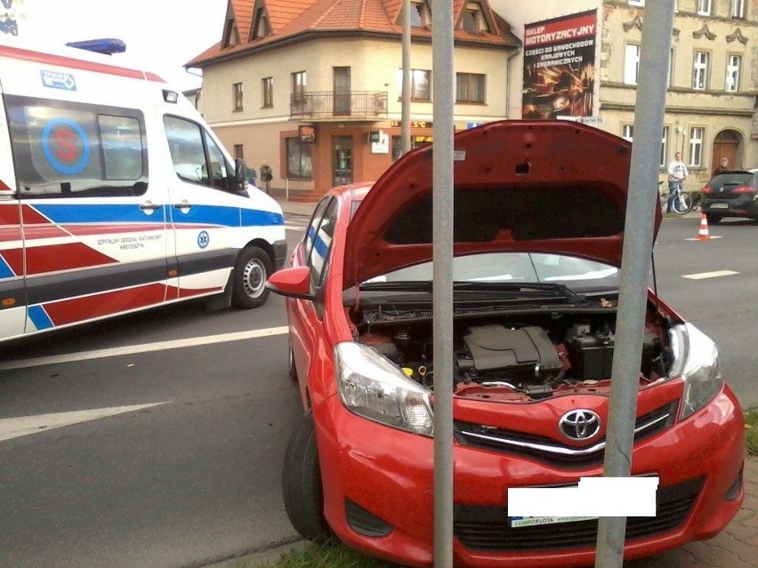 Wypadek na skrzyżowaniu Stawnej z Witosa w Krotoszynie - dwie osoby ranne. ZDJĘCIA