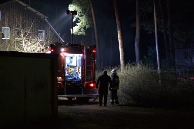 Zgłoszenie o pożarze dotarło do świebodzińskiej policji w poniedziałek (17 lutego) o godz. 22.50. Do Ciborza wyjechały trzy jednostki strażaków ochotników: OSP Skąpe, OSP Podła Góra i OSP Niekarzyn oraz trzy zastępy JR-G Świebodzin.