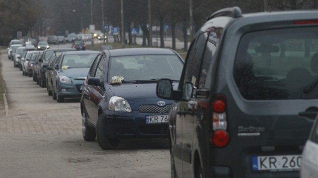 Strefa parkowania rozszerzyła się 1 marca. Ulice w niej opustoszały, ale auta zastawiły chodniki poza strefą