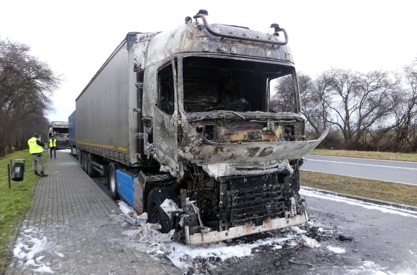 Pożar ciężarówek na parkingu w Lubrzy pod Prudnikiem. Policja: "To podpalenie". Poszukiwani świadkowie