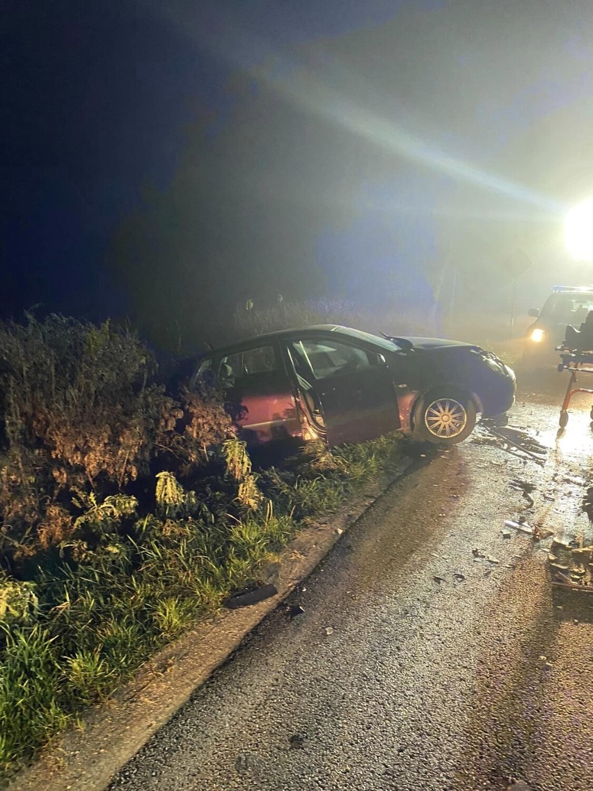 Wypadek pod Pilicą. W Sławniowie doszło do czołowego zderzenia. Dwie osoby są ranne