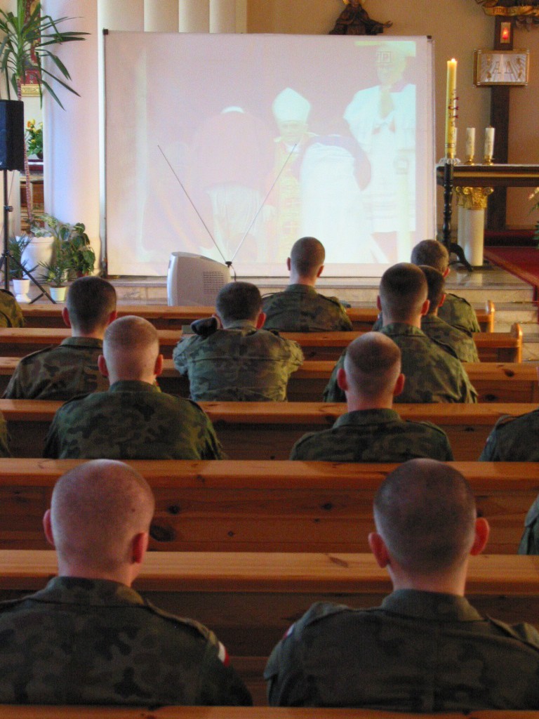 Żołnierze oglądają transmisję mszy pogrzebowej Jana Pawła II...