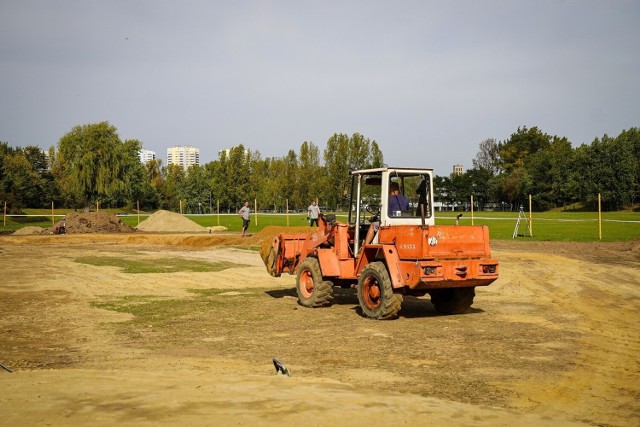 Przy stawie Łąka w Dolinie Trzech Stawów w Katowicach powstają nowe miejsca sportowo-rekreacyjne dla mieszkańców. Trwa budowa dwóch pumptrucków, czyli torów do jazdy na rowerze, a także ścianki do tenisa