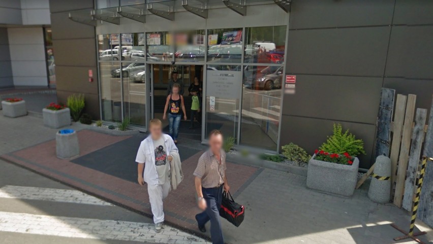 Mieszkańcy Chrzanowa poszli na zakupy. Przyłapały ich kamery Google Street View. Zobaczcie ZDJĘCIA