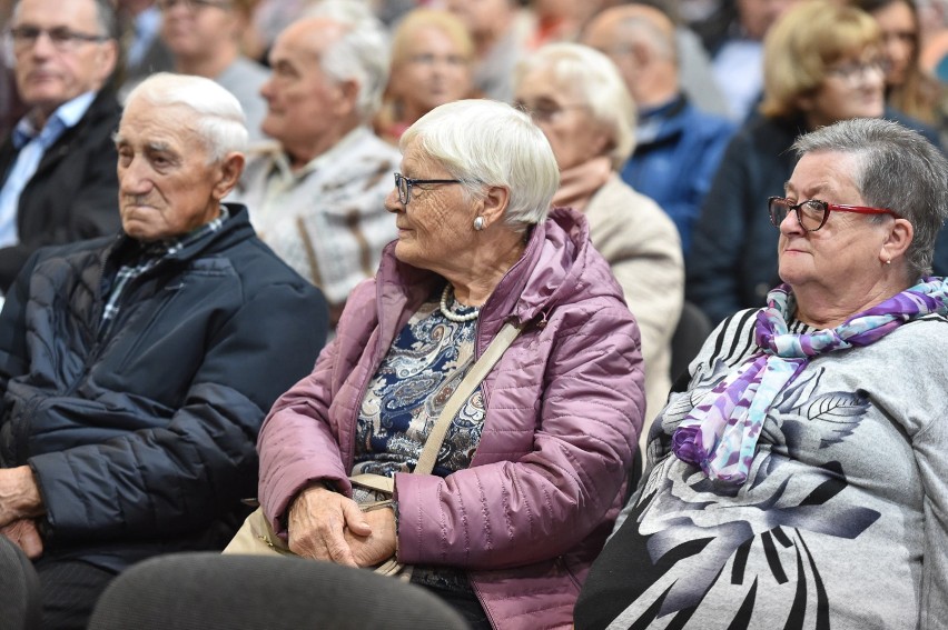 Dzień Seniora i jubileusz PZEiR -  koncertowo i  z humorem w Trapezie [ZDJĘCIA]