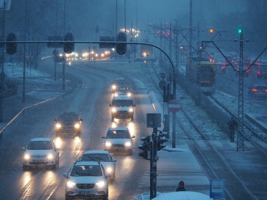W Łodzi sypie śnieg. Jak sytuacja na drogach?