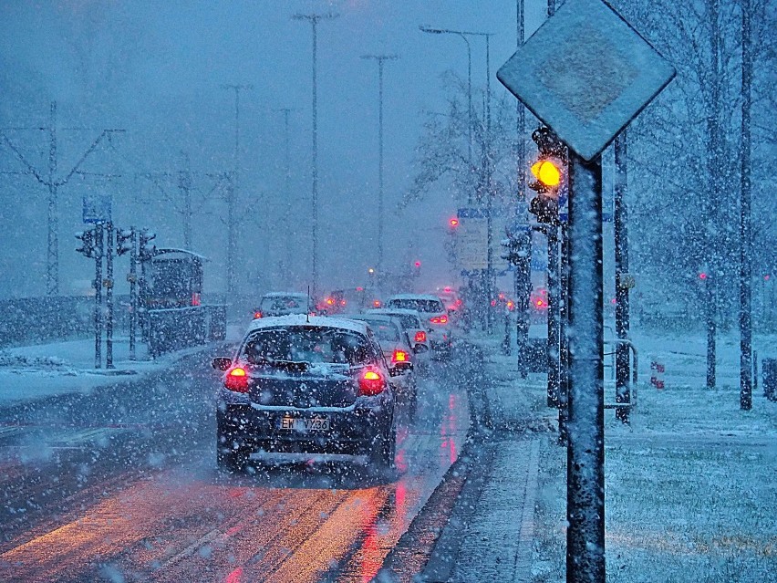 W Łodzi sypie śnieg. Jak sytuacja na drogach?