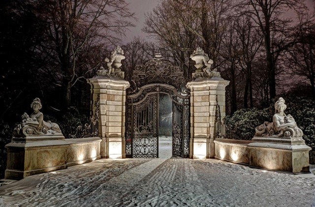 Iluminacja bramy parkowej przy zamku Książ w Wałbrzychu