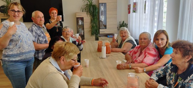 Seniorzy świetnie się czują w Domu Dziennego Pobytu Senior+ w Świdnicy. Mają tutaj szereg zajęć i fachową opiekę.