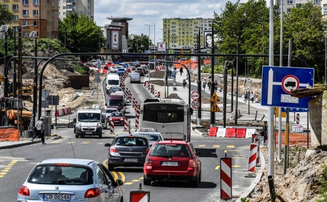 Kolejne zmiany przy budowie Kujawskiej powodują spore problemy logistyczne. Jak mówi bydgoszczanin, od 5 czerwca ProNatura nie może odbierać stamtąd śmieci. Mieszkańcy ulicy muszą chodzić aż do Sierocej.