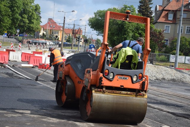 W czwartek 2 czerwca na skrzyżowaniu odbywało się układanie asfaltu, po którym od piątkowego wieczora będą jeździły samochody.