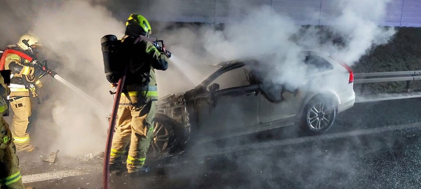 Pożar auta na drodze ekspresowej S5 w Wierzycach