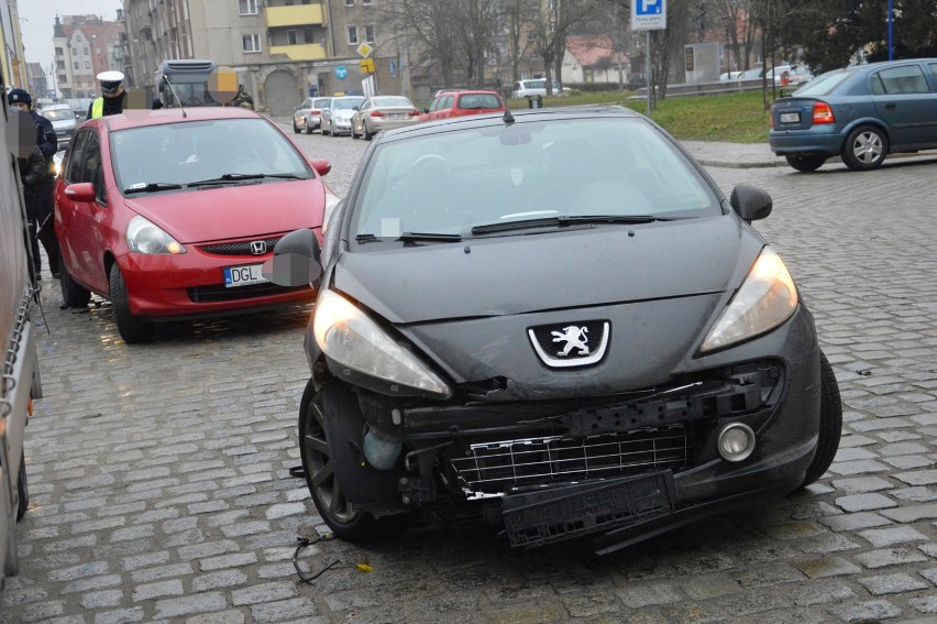 Zderzenie trzech samochodów na ul. Piaskowej [ZDJĘCIA]