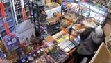 Napad na sklep w Tomaszowie. Napastnik pobił ekspedientkę i ukradł pieniądze z kasy. Policja zatrzymała 25-latka. ZDJĘCIA, VIDEO