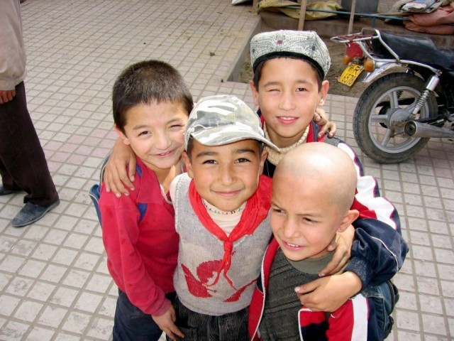 http://commons.wikimedia.org/wiki/File:Khotan-mercado-chicos-d01.jpg