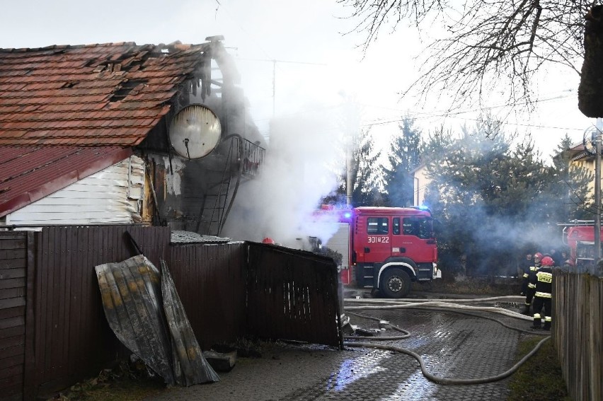 Pożar domu w Kielcach przy Rzeszowskiej. Mieszkańcy zdążyli uciec, jedna osoba trafiła do szpitala. Straż w akcji  