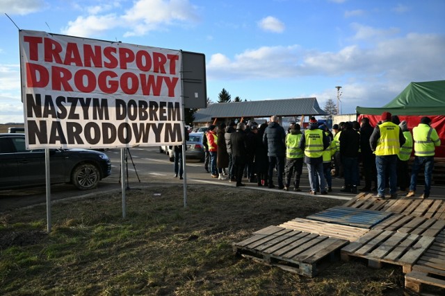 Protest rolników z „Podkarpackiej oszukanej wsi” przed przejściem granicznym w Medyce, 23 bm. Z protestującymi spotkał się minister rolnictwa i rozwoju wsi Czesław Siekierski.