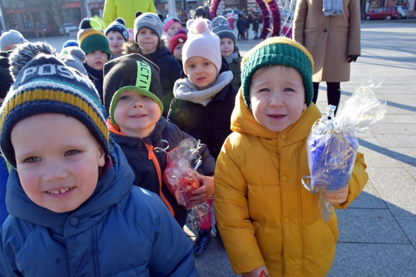 Dzieci ubrały choinkę w centrum Łasku