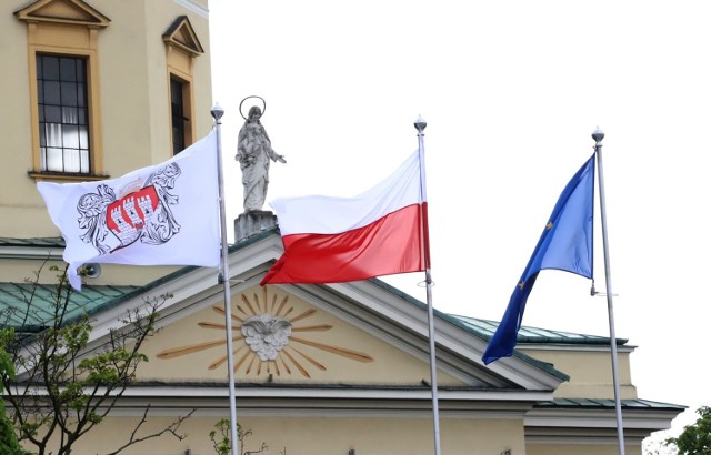 Dzień Flagi Rzeczypospolitej Polskiej obchodzimy po raz siedemnasty. Święto to zostało wprowadzone na mocy ustawy z 20 lutego 2004 roku. Jest obchodzone 2 maja. Wybraliśmy się do centrum miasta zobaczyć jak radomianie świętują ten dzień. Główne ulice miasta przybrały odświętny wystrój. Powiewają tam biało-czerwone flagi, wraz z flagami miasta i Unii Europejskiej. 

Zobacz kolejne zdjęcia >>>