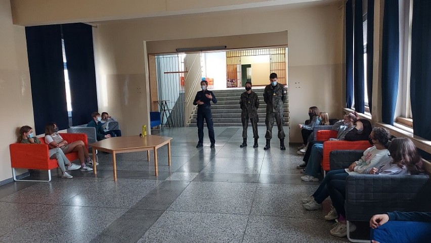 Szkołę Podstawowej nr 1 w Kutnie odwiedzili policjanci kutnowskiej komendy wspólnie z uczniami liceum mundurowego.