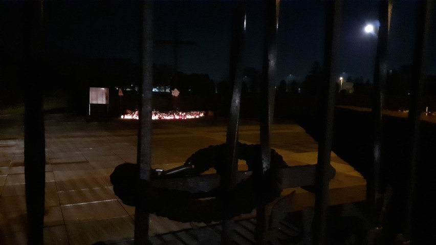 Żory: Płoną znicze przed bramą cmentarza przy ulicy Komunalnej