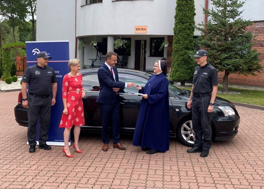 Placówka Nasz Dom w Tuligłowach  otrzymała samochód z ministerstwa. Zobacz zdjęcia