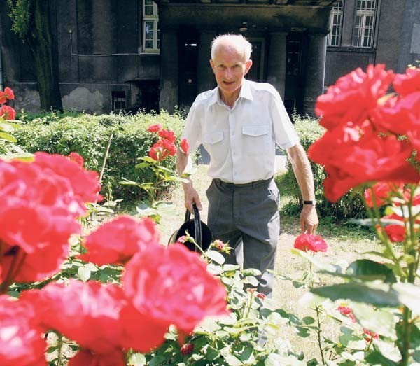 Na naszej fotografii pan Erwin sadzi kwiaty przed Domem Dziecka nr 1 w Katowicach.