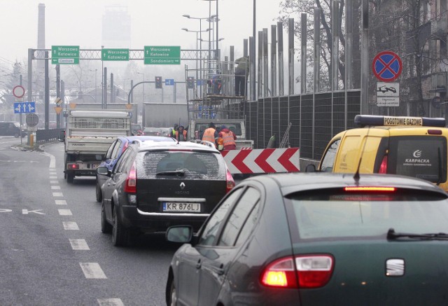 Dodał, że ze względu na wysokie mrozy nie ma również możliwości prowadzenia prac w nocy.