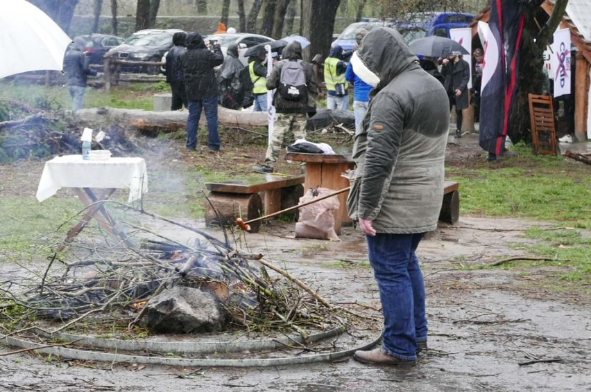 "Muzyczny piknik wolności" wielkim niewypałem. Protest antyszczepionkowców przegrał z pogodą i frekwencją [ZDJĘCIA]