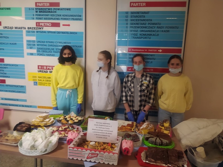 Uczniowie Szkoły Podstawowej nr 2 w Brzezinach zorganizowali kiermasz, żeby zebrać pieniądze dla kolegów z Ukrainy