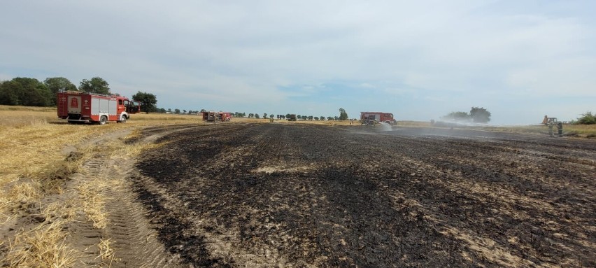 Niebezpieczny pożar kombajnu i rżyska w gminie Sulejów,...