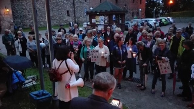 Pomimo zawetowania ustawy przez prezydenta Andrzeja Dudę, w Bytowie wciąż trwają protesty przeciwników ustawy o sądownictwie. To kolejny dzień protestów pod sądem w Bytowie. 

