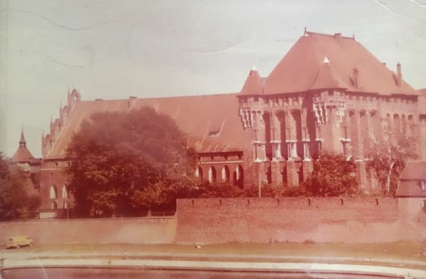 Malbork. Zamek na pocztówkach tych starszych i nowszych [ZDJECIA]. Zobacz ten widok na Kałdowo z lat 60.
