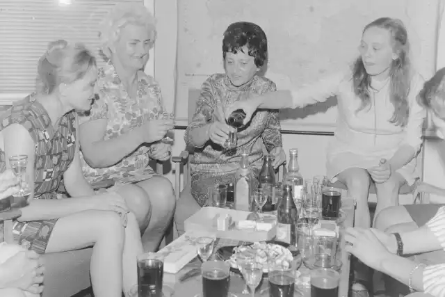 Na stole podczas spotkania imieninowego widać, że do alkoholu podawano ciasto, czekoladki i do popicia oranżadę. Zdjęcie pochodzi z 1973 roku.