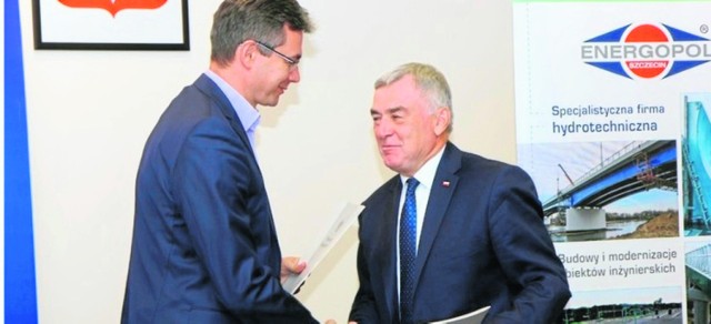 Wicewojewoda świętokrzyski Andrzej Bętkowski (z prawej) podpisał z marszałkiem Adamem Jarubasem umowę na udzielenie przez rząd dotacji do realizacji projektu ochrony przeciwpowodziowej.