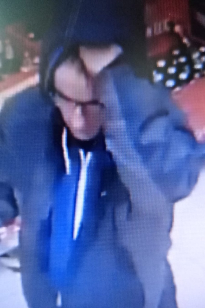 Policja z Bydgoszczy poszukuje tego mężczyznę w sprawie kradzieży portfela i wykorzystania cudzej karty bankomatowej