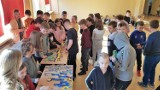 Piękna akcja jędrzejowskich uczniów. Przygotowali niebiesko-żółte kotyliony i je sprzedawali. Pieniądze przekażą na pomoc Ukrainie