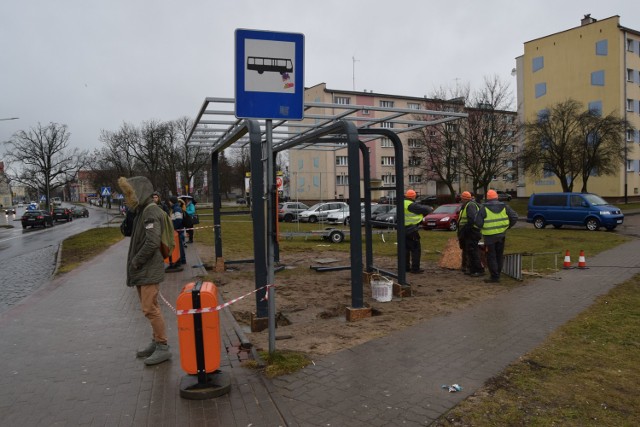 Montaż przystanku na ulicy Jana Pawła II w Szczecinku