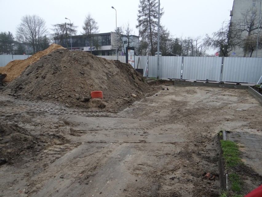 Trwa budowa skweru przy ul. Piastowskiej w Radomsku. Jak...