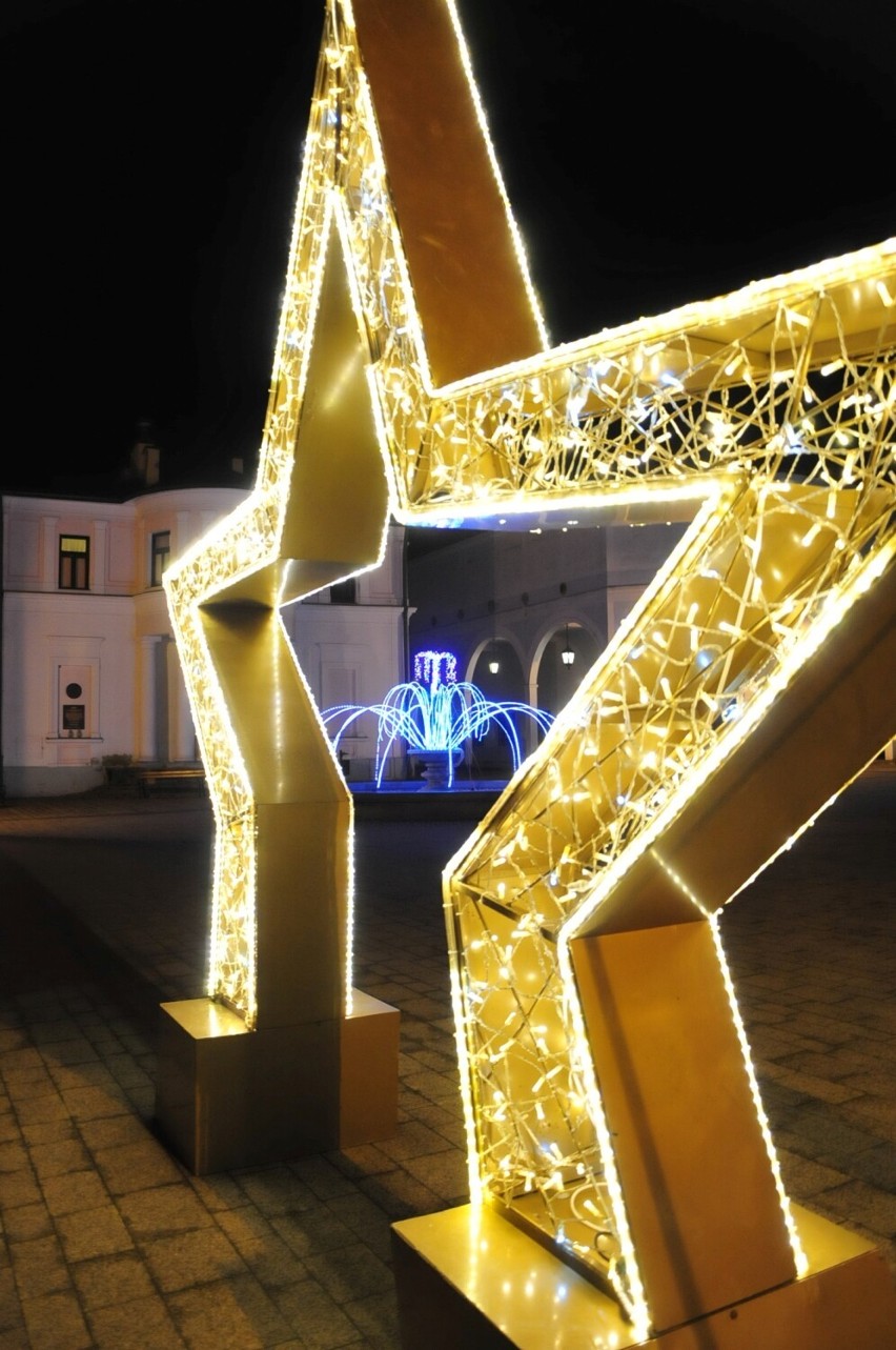 Bajkowy, zimowy nastrój w Iwoniczu-Zdroju. Uzdrowisko zachwyca świątecznymi dekoracjami. Miś na deptaku robi wrażenie! [ZDJĘCIA]