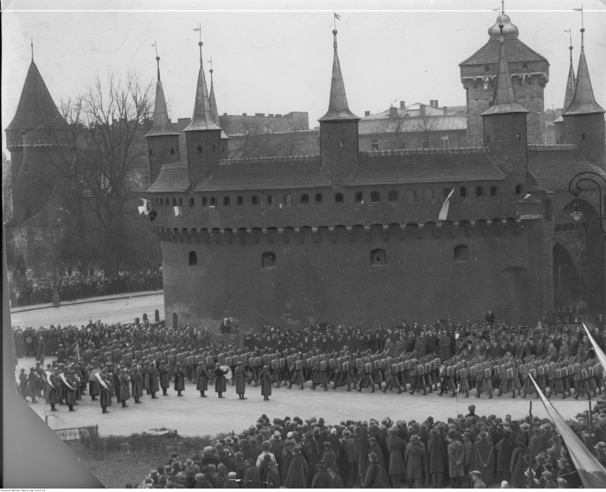 Defilada wojskowa przed Barbakanem - Kraków 1934
